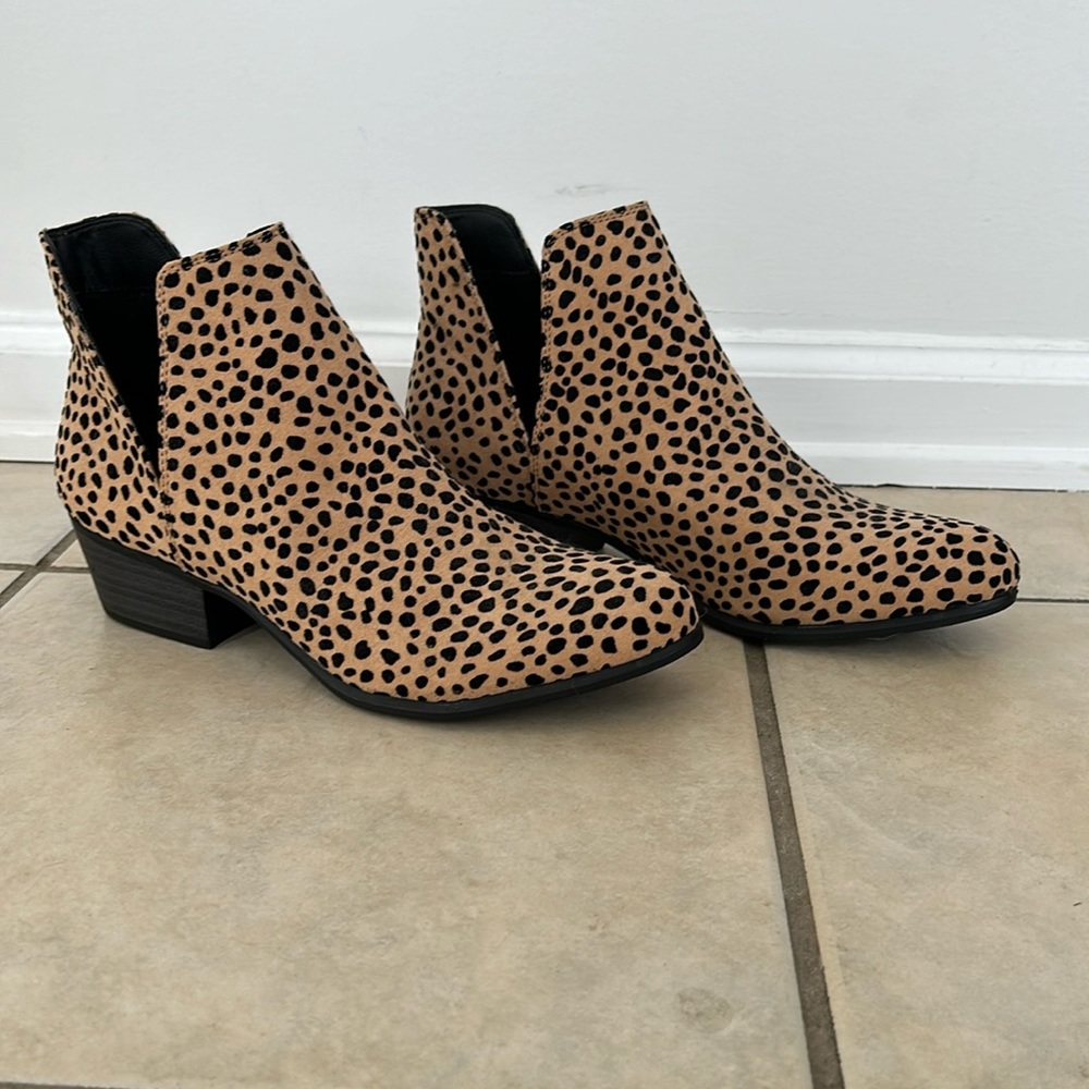 NWOT Crochet Leopard Print Booties